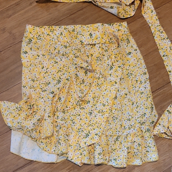 Chic Yellow Floral Set - Picture 3 of 4